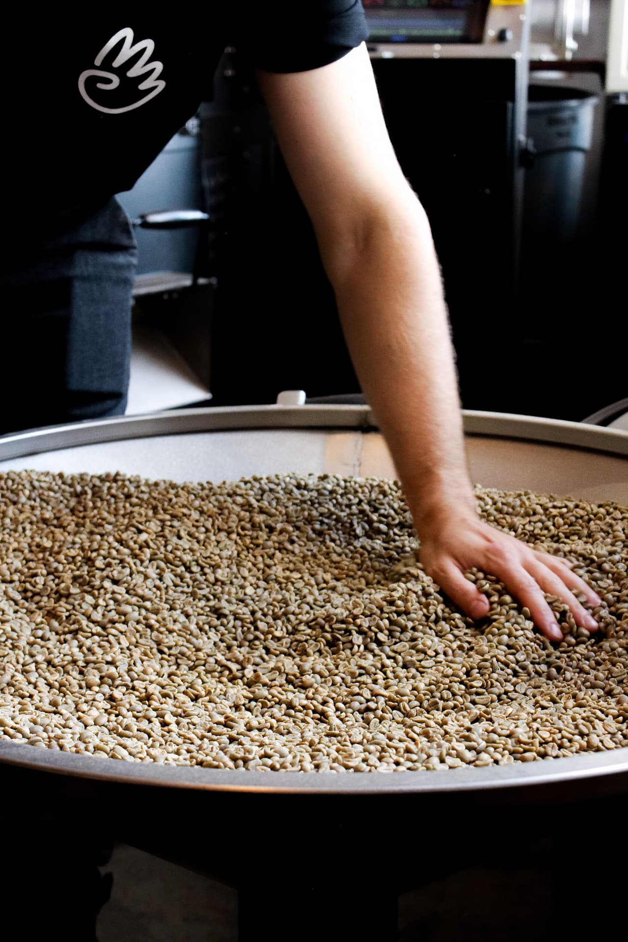 Hand in Kaffeebohnen