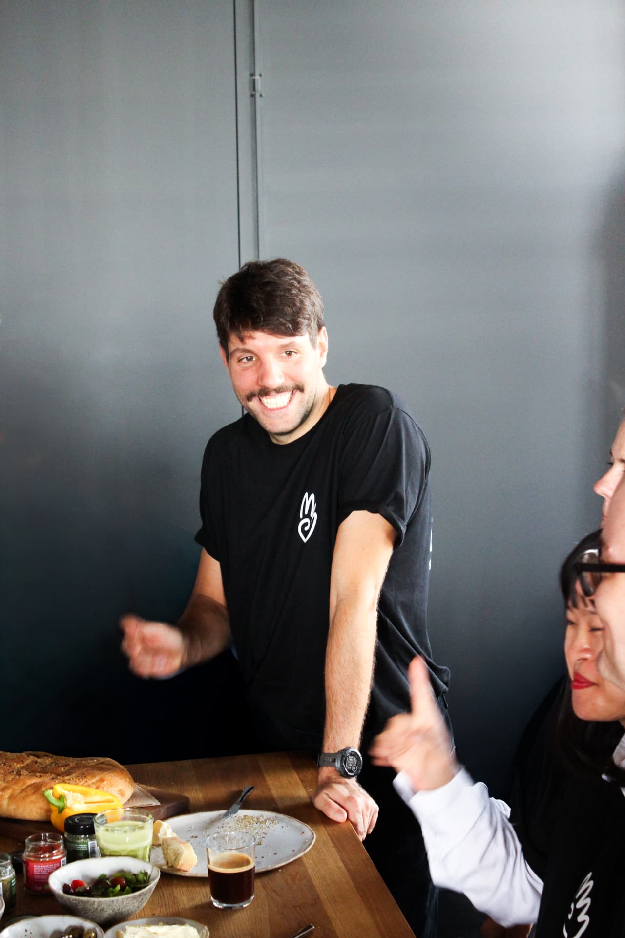 Team bereitet Essen am Tisch zu