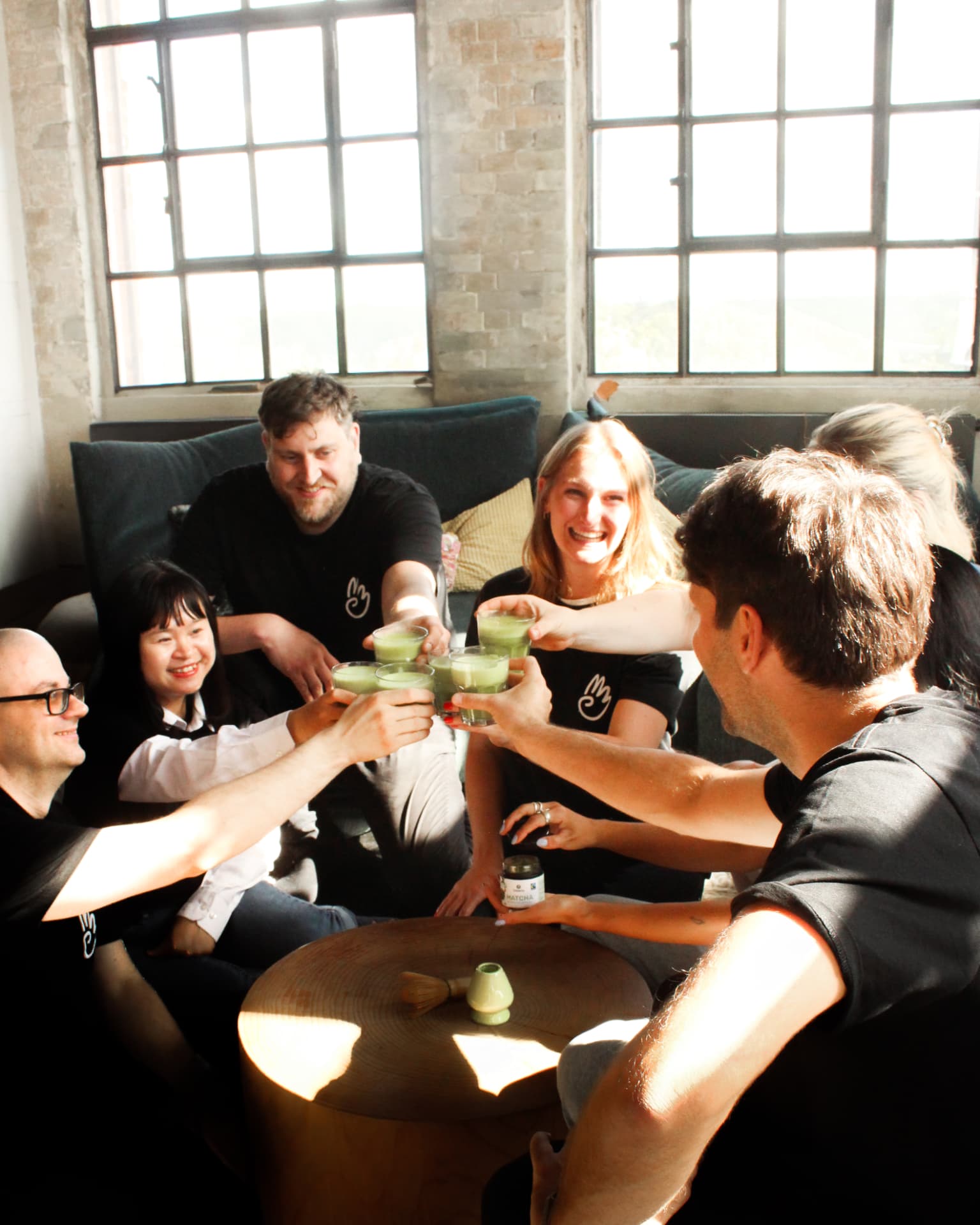 Das Team stößt mit Matcha-Drinks an