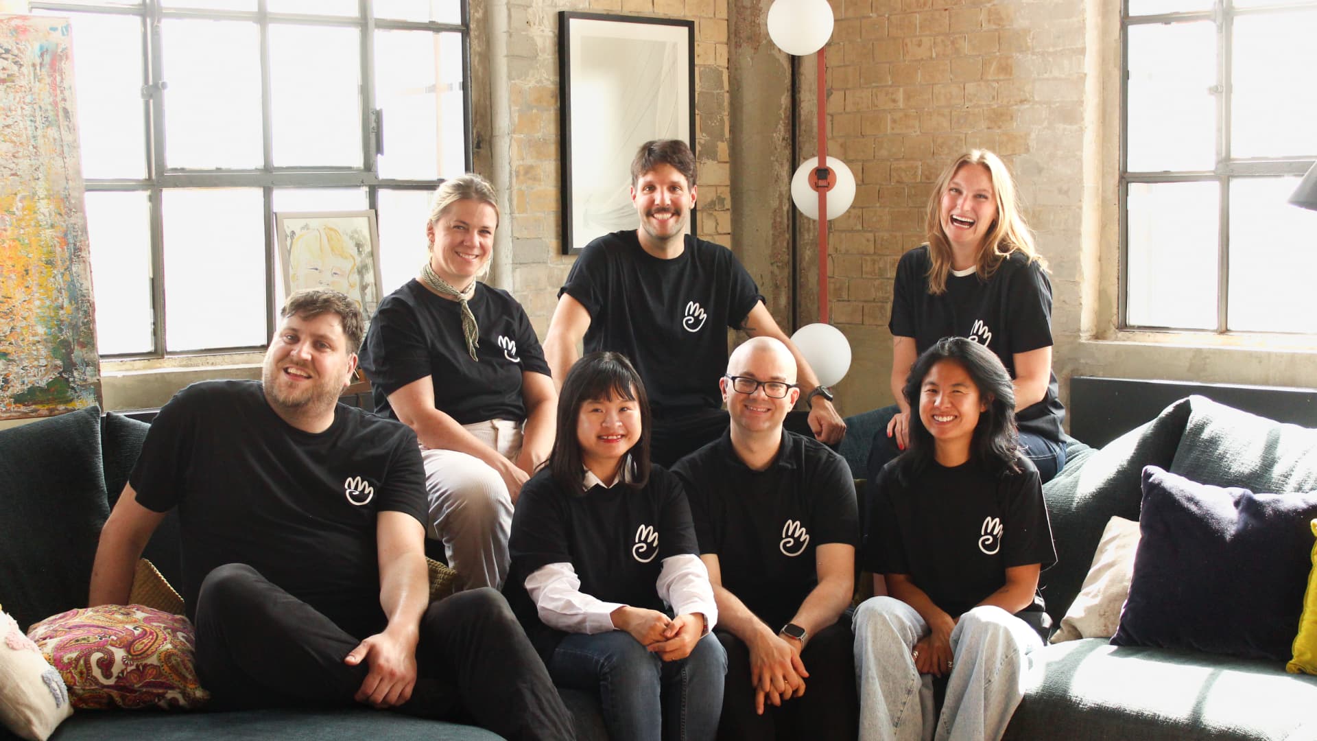 Das KOLLEKTIV Team auf einem Sofa